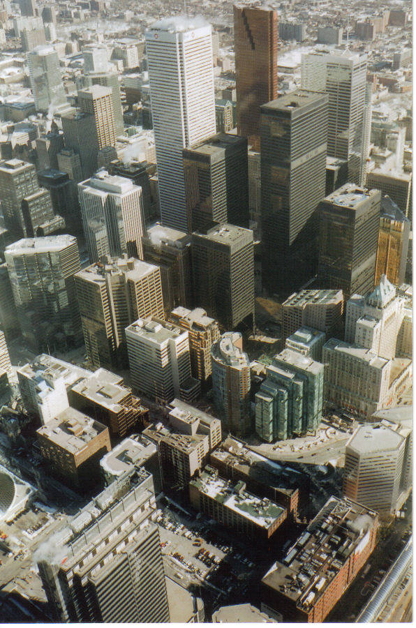 Nä, det är ingen helikoperbild. Istället en bild från min sightseeing Toronto. CN Tower - världens högsta byggnad. För att få en referens så har den vita skrapan mitt emot ca 80 våningar och då är ju ändå den en del under min position. Bilar på gatan kan